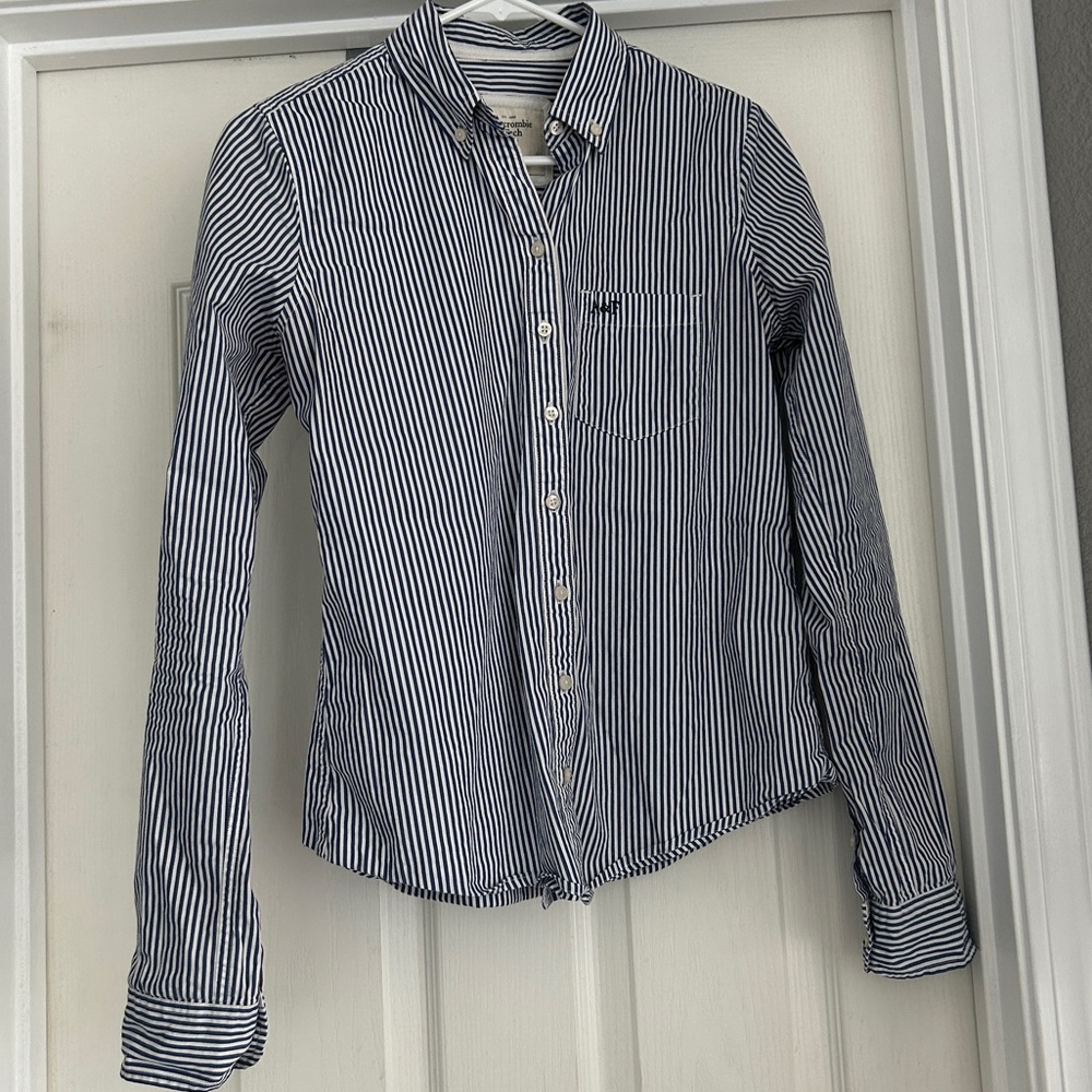 A&F NAVY & WHITE BUTTON UP SZ M